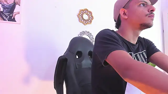 Snapshot of _Tarekk_ chatting on September 29, 2025, 2:22 pm  Tarekk  online show from September 29, 2025, 2:22 pm