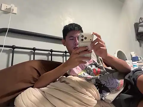 twinkrnboy online show from November 26, 2025, 4:35 am