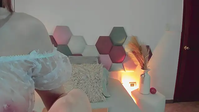 SamantaVee online show from November 11, 2025, 11:43 am