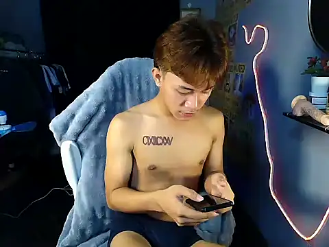 Snapshot of naughtyboyloy_0 chatting on June 17, 2026, 11:05 pm naughtyboyloy 0 online show from June 17, 2026, 11:05 pm