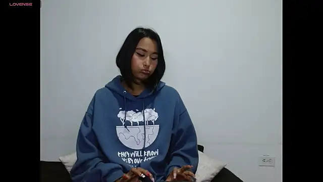 Gia Lee online show from December 18, 2025, 4:07 am