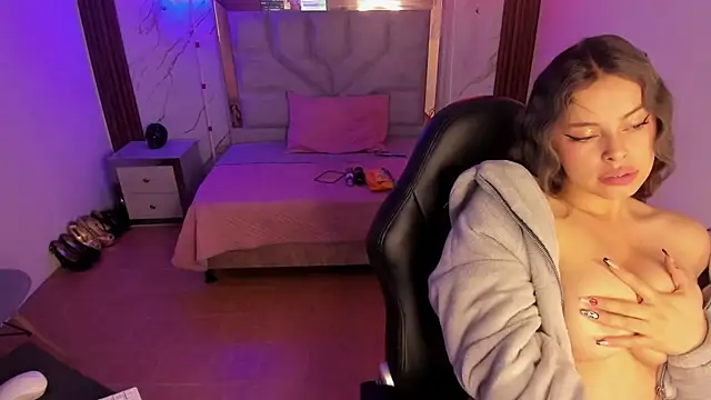 Lizeth Salazar online show from October 11, 2025, 11:42 am