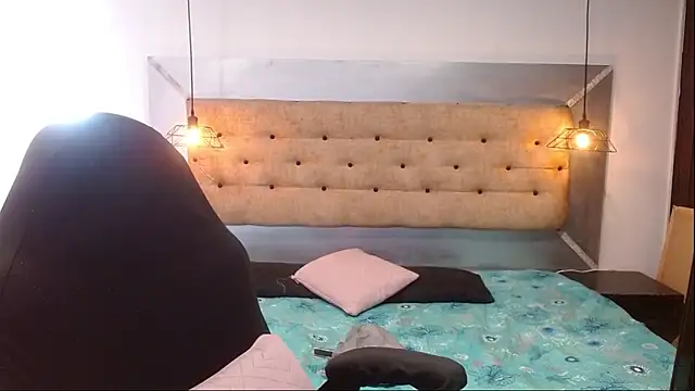 Montserrat Jay online show from December 3, 2025, 1:31 pm