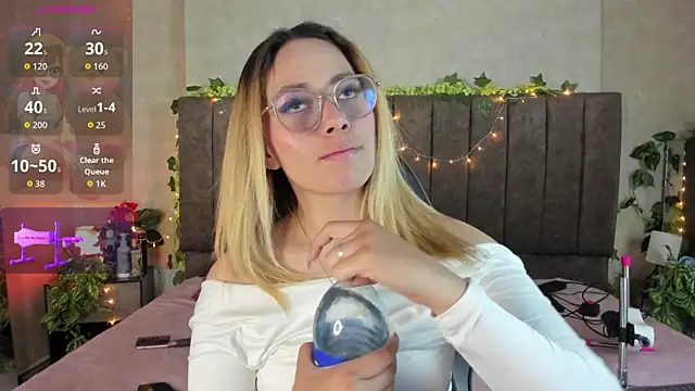 LanaMills  online show from March 31, 2026, 5:08 am