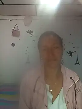 Keilathompson10 online show from September 29, 2025, 4:12 pm