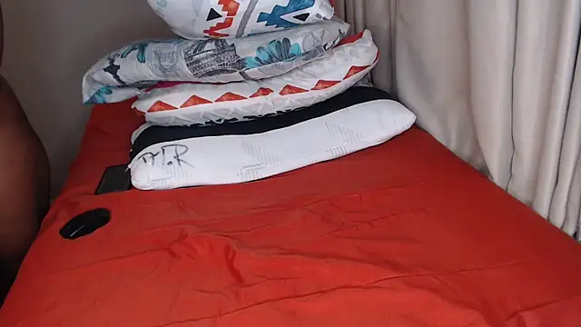 Lunalee online show from April 10, 2026, 8:02 pm