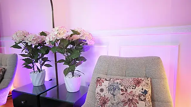 MilaCrave online show from April 13, 2026, 11:37 am