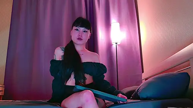 Snapshot of PurpleD1va chatting on June 21, 2026, 7:38 pm PurpleD1va online show from June 21, 2026, 7:38 pm
