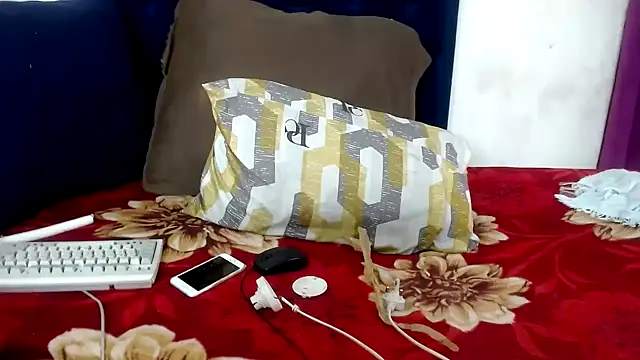 BUNNYCHOWX28 online show from September 12, 2025, 8:42 pm