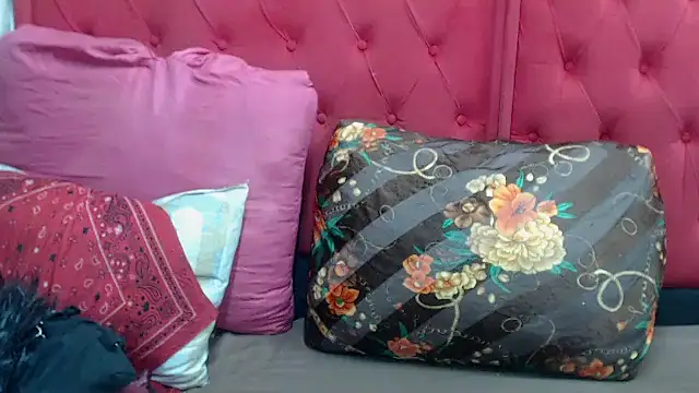 BUNNYCHOWX28 online show from February 10, 2026, 7:18 pm