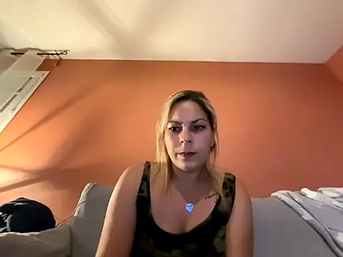 Snapshot of minettedusud chatting on October 7, 2025, 9:23 pm minettedusud online show from October 7, 2025, 9:23 pm