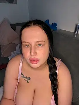 brunetteGirl274 online show from November 2, 2025, 9:28 pm