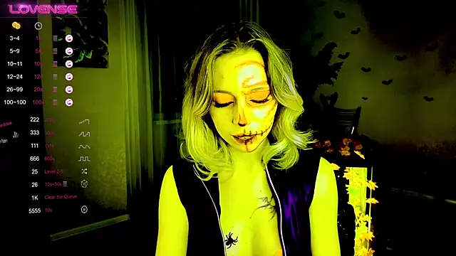 NyxaThorn online show from October 31, 2025, 2:40 pm