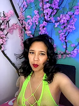 Snapshot of Esmeraldagh_ chatting on October 3, 2025, 10:56 am Esmeraldagh online show from October 3, 2025, 10:56 am