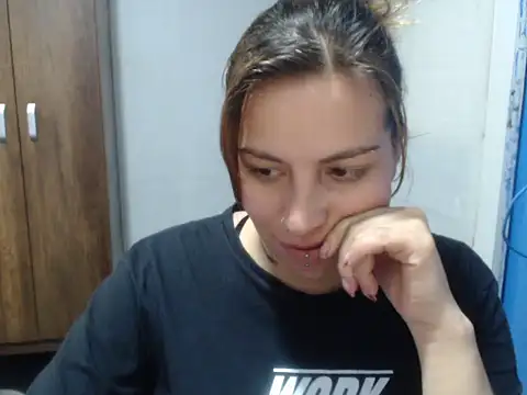 cloequeen15 online show from November 12, 2025, 6:41 pm