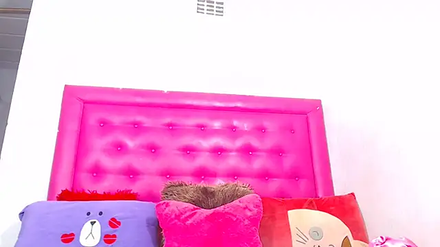 LoloQueen5 online show from March 18, 2026, 9:29 pm