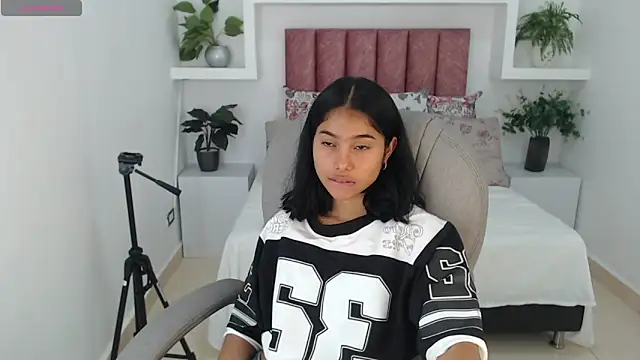 Milaa Star  online show from December 19, 2025, 3:13 am