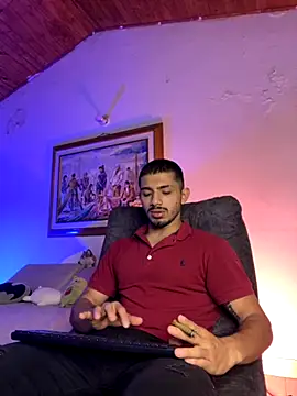 ArturoCardona  online show from November 12, 2025, 1:11 pm