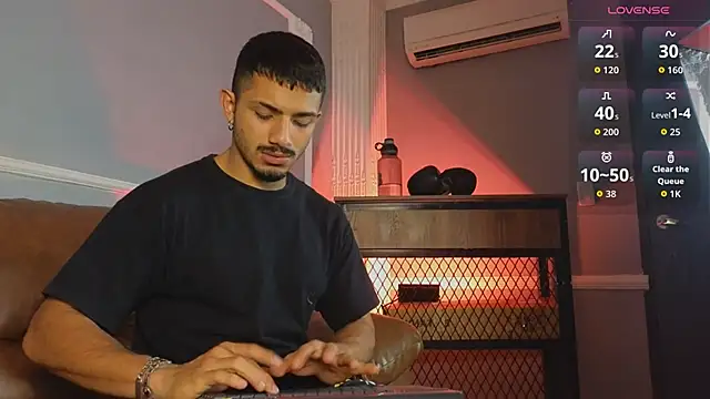 ArturoCardona  online show from December 17, 2025, 9:32 pm