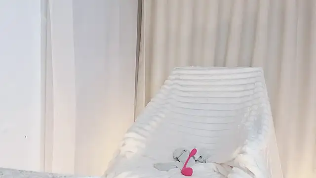 Vessi-babe online show from December 16, 2025, 2:22 pm