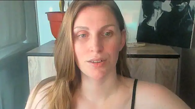 JuliaMuuun online show from April 24, 2026, 7:27 pm