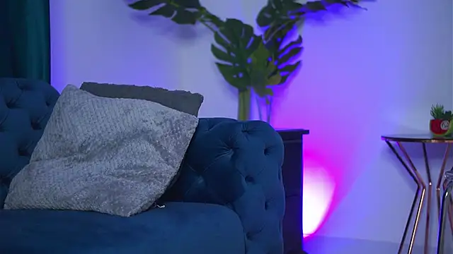 NinaSolenne online show from March 4, 2026, 8:15 pm