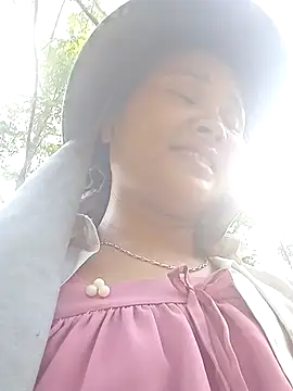 Snapshot of Heulwen-22 chatting on October 19, 2025, 2:12 am Heulwen-22 online show from October 19, 2025, 2:12 am