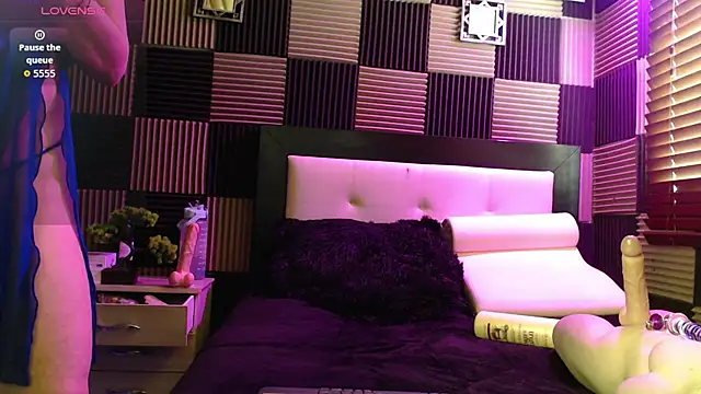 antonela-tompson online show from April 9, 2026, 5:18 pm