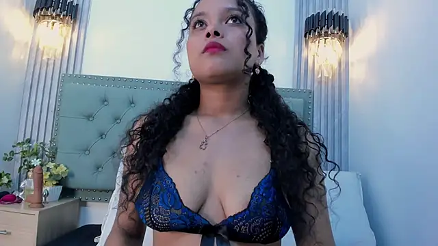 ValeriaJulio  online show from November 12, 2025, 7:24 pm