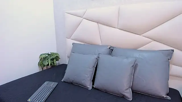 ValeriaJulio  online show from December 20, 2025, 7:32 pm