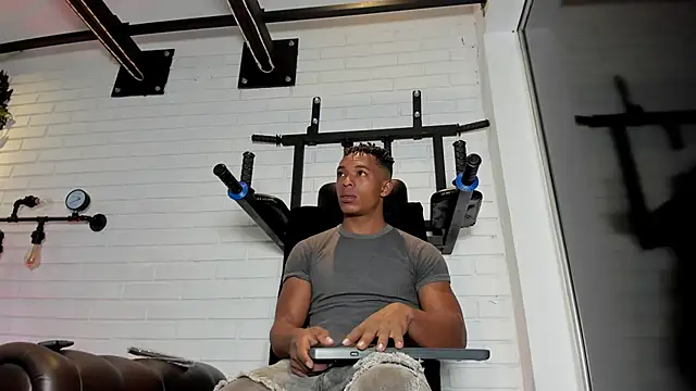 ItaloMoore online show from October 17, 2025, 11:35 am