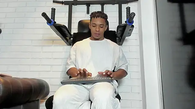 ItaloMoore online show from October 28, 2025, 12:41 pm