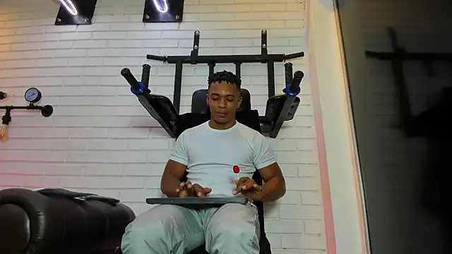 ItaloMoore online show from November 27, 2025, 11:23 am