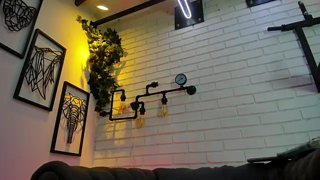 ItaloMoore online show from December 2, 2025, 11:37 am