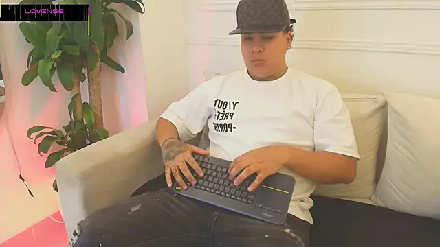 Naim Bennetsex online show from October 25, 2025, 6:35 pm