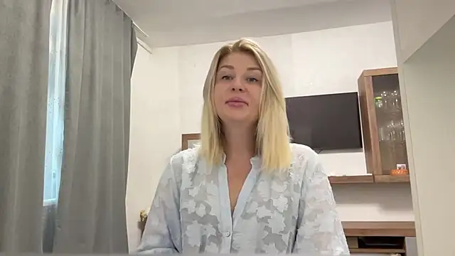 Blondie xoxoxo online show from October 1, 2025, 9:15 am