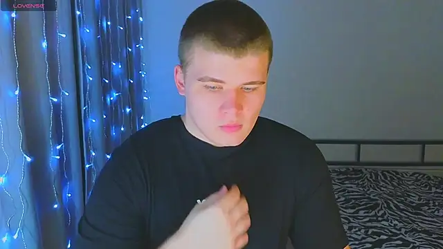 kittenmurr online show from December 19, 2025, 1:56 am