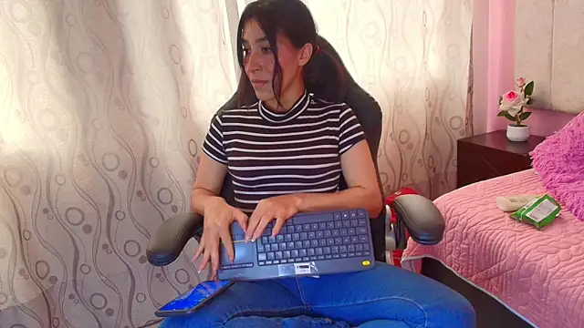 Snapshot of DarlingDuchess_ chatting on October 7, 2025, 3:42 pm DarlingDuchess online show from October 7, 2025, 3:42 pm
