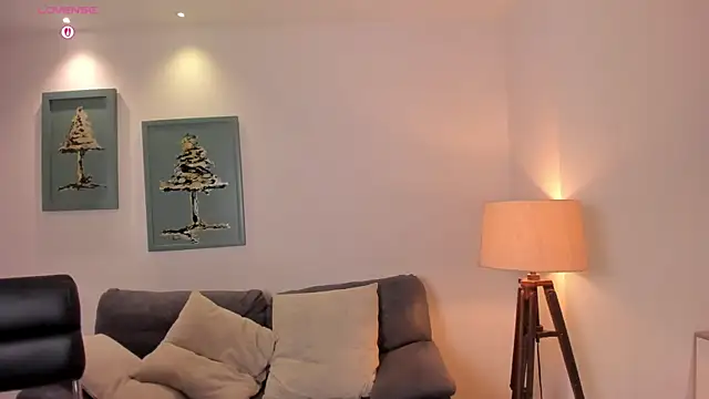 VeronicaBlue online show from October 30, 2025, 9:44 am