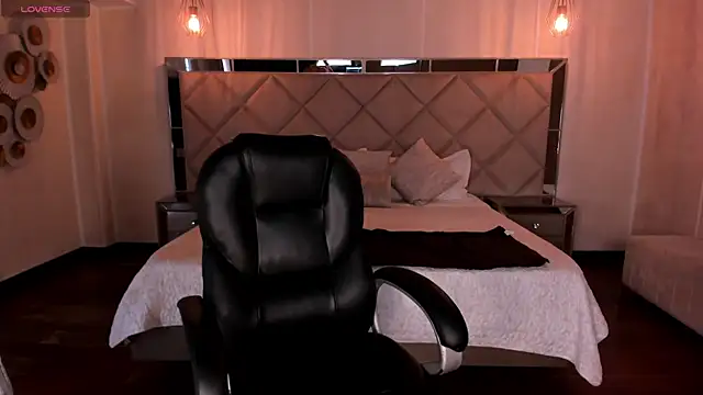 MilaColeman online show from November 3, 2025, 7:04 pm