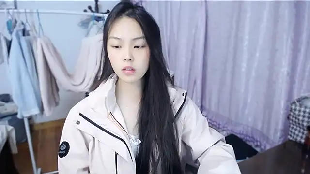 yao-yao  online show from November 23, 2025, 1:55 pm