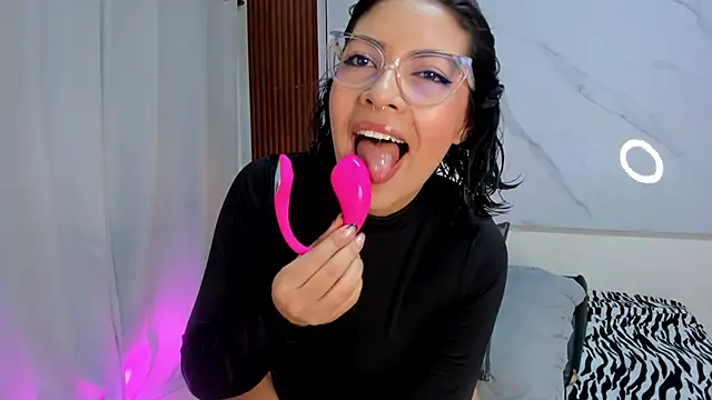 sara zc online show from December 2, 2025, 11:59 am