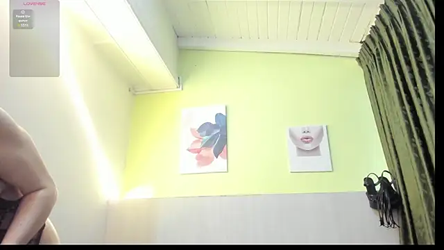 AtheneaArbelaez  online show from September 26, 2025, 12:42 pm