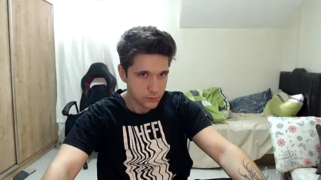 2handsomemann online show from September 17, 2025, 1:24 pm