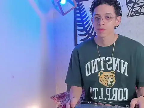 Snapshot of nicolai_drake chatting on September 18, 2025, 3:30 am nicolai drake online show from September 18, 2025, 3:30 am
