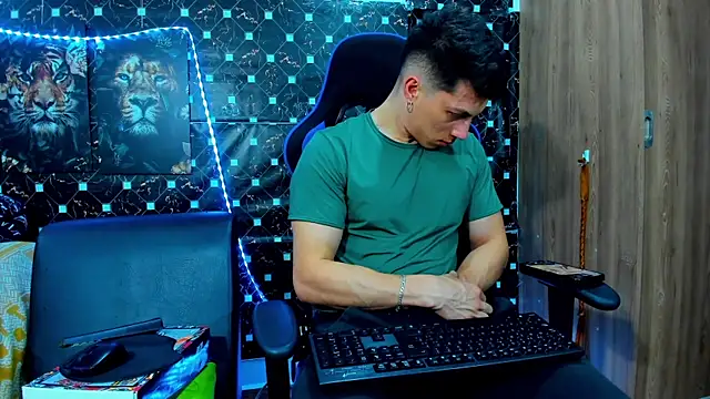 javiersexymann online show from September 23, 2025, 11:41 pm