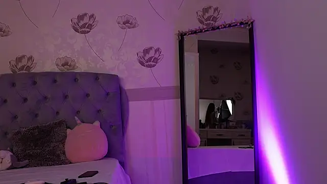 Anya Sky online show from December 19, 2025, 5:47 am