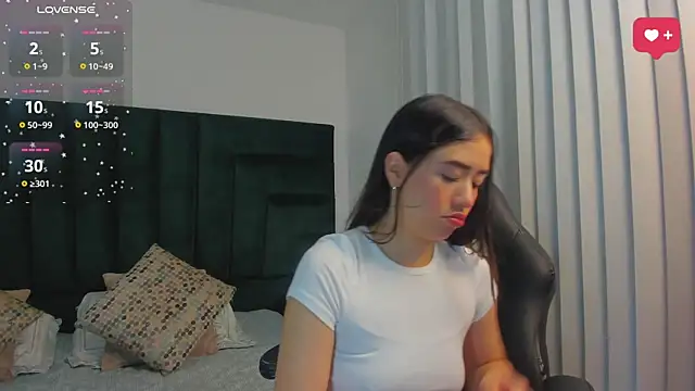 SaraWagner  online show from September 15, 2025, 12:10 am