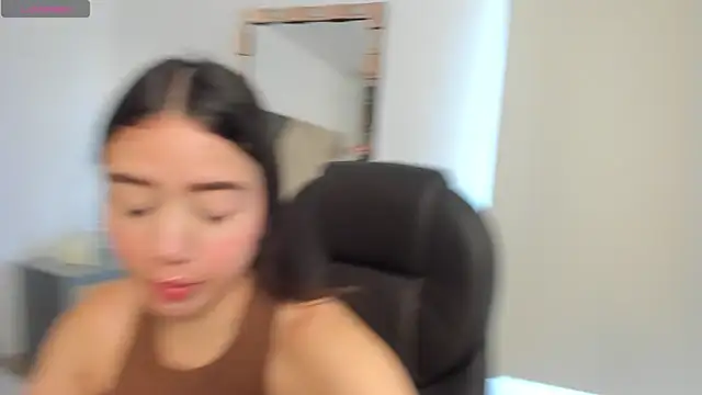 SaraWagner  online show from September 24, 2025, 6:33 pm