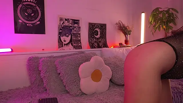 sophieee art online show from February 26, 2026, 4:33 am